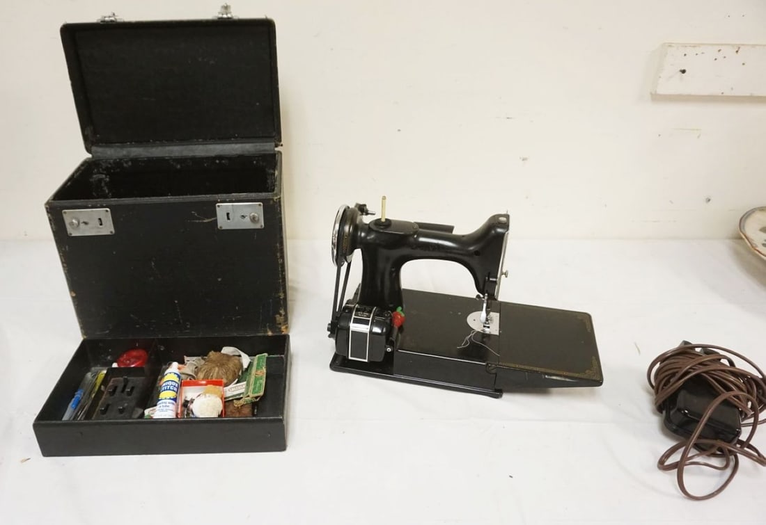 SINGER FEATHERWEIGHT SEWING MACHINE: SINGER FEATHERWEIGHT SEWING MACHINE