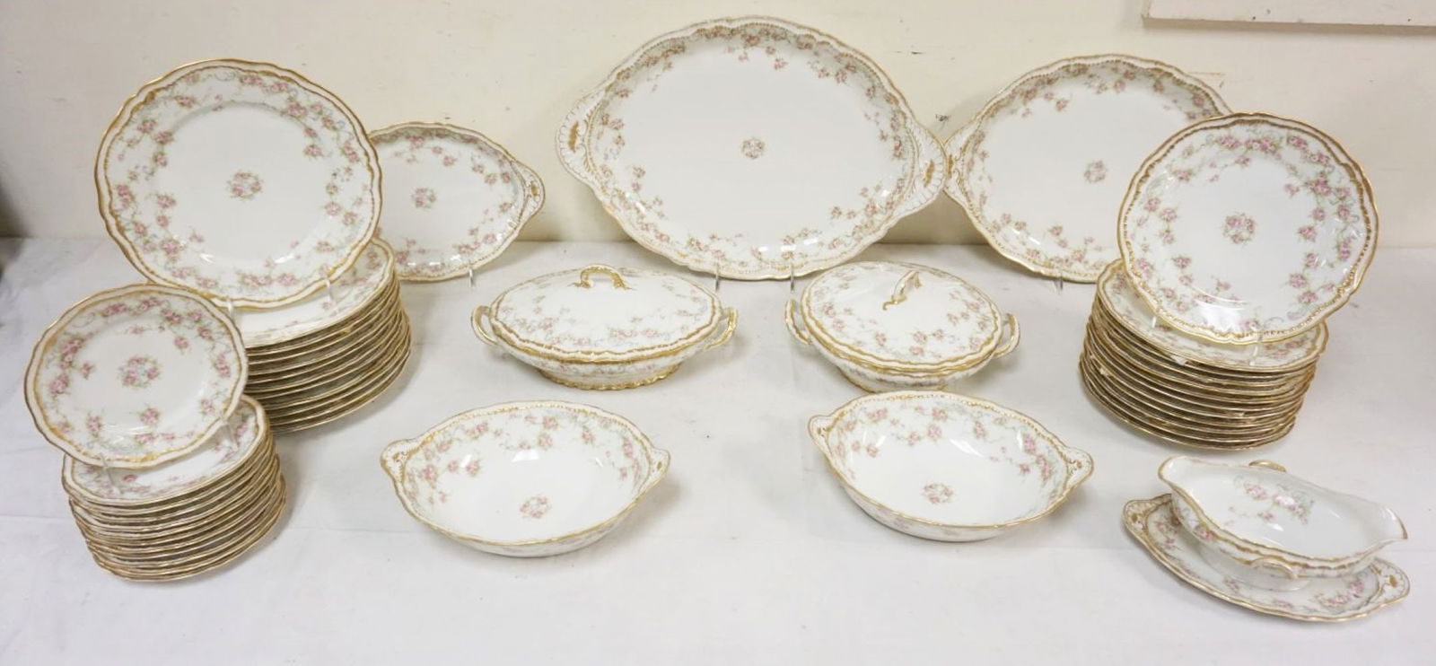 THEODORE HAVILAND LIMOGE ASSORTED CHINA: THEODORE HAVILAND LIMOGE ASSORTED CHINA 44 PIECES, 3 OVAL PLATTERS LARGEST APPROXIMATELY 13 IN X 19 IN, 12-9 3/4 IN PLATES, 12-8 3/4 IN PLATES, 12-6 1/2 IN PLATES, GRAVEY & COVERED TUREENS, ETC