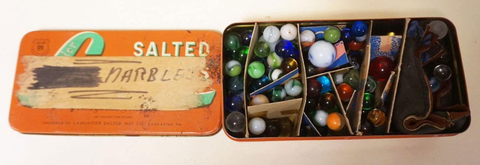COLLECTION OF ANTIQUE CHILDRENS MARBLES IN TIN: COLLECTION OF ANTIQUE CHILDRENS MARBLES IN TIN