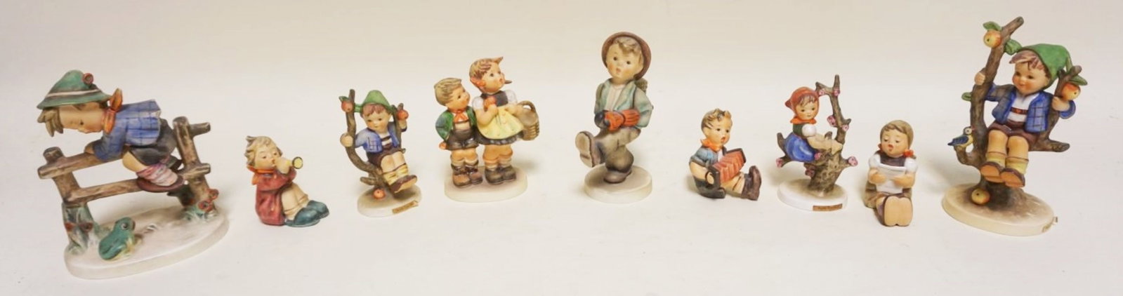 GROUP OF ASSORTED HUMMEL FIGURINES: GROUP OF ASSORTED HUMMEL FIGURINES, TALLEST APPROXIMATELY 6 1/2 IN