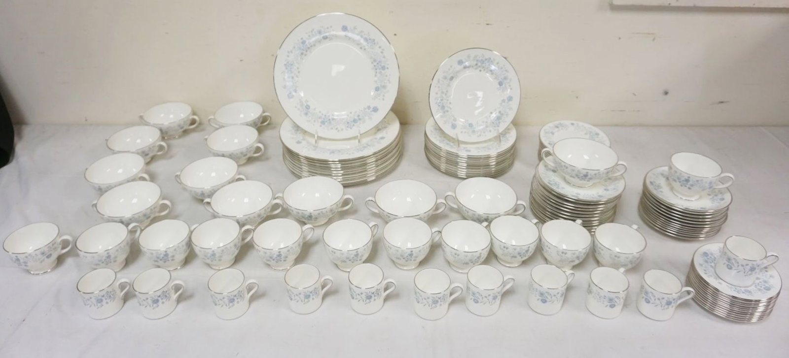 110 PIECE LOT OF WEDGWOOD BONE CHINA DINNERWARE: 110 PIECE LOT OF WEDGWOOD BONE CHINA DINNERWARE *BELLE FLEUR*