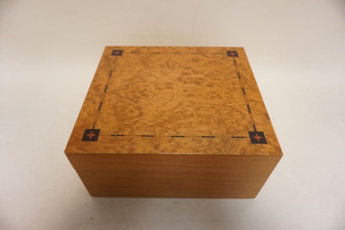 TABLE TOP WOOD CIGAR HUMIDOR: TABLE TOP WOOD CIGAR HUMIDOR, APPROXIMATELY 10 IN X 10 1/2 IN X 5 IN HIGH