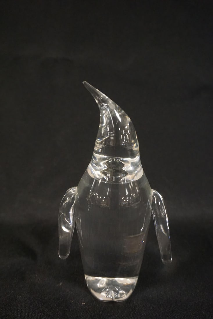 STUEBEN ART GLASS PENGUIN: STUEBEN ART GLASS PENGUIN, APPROXIMATELY 6 1/2 IN HIGH
