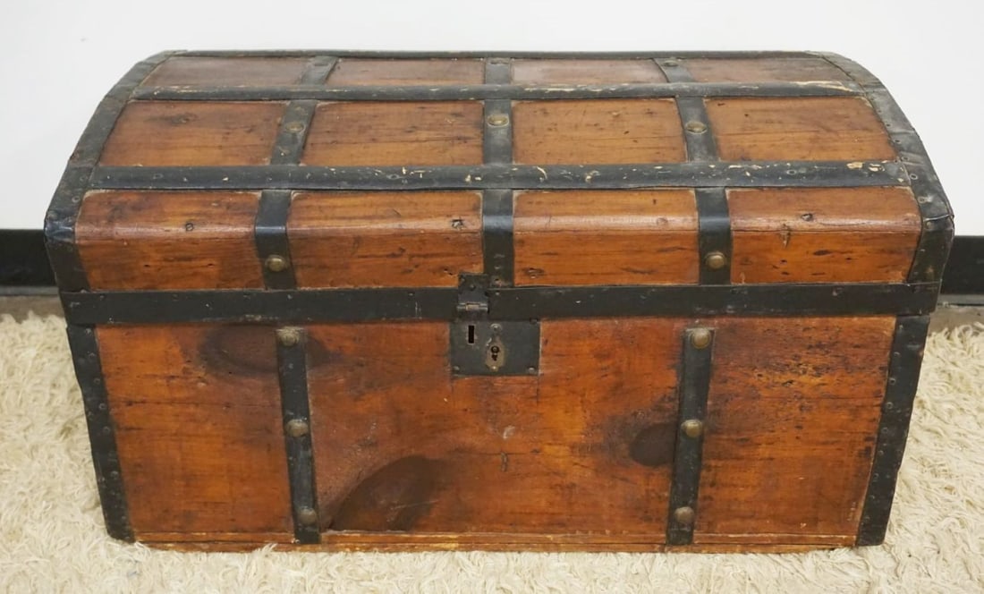 ANTIQUE WOOD KEYHOLE SHAPED TRUNK: ANTIQUE WOOD KEYHOLE SHAPED TRUNK W/WOOD SLATS, APPROXIMATELY 30 IN X 18 IN X 17 IN HIGH
