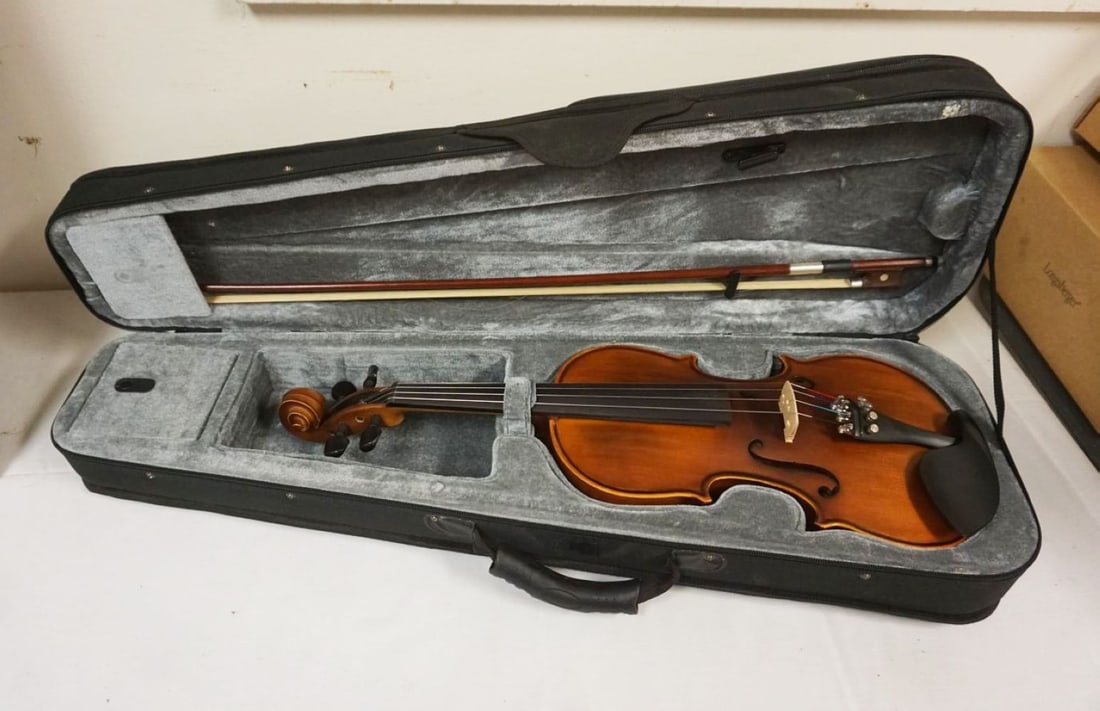 VIOLIN IN CASE: VIOLIN IN CASE, VIOLIN APPROXIMATELY 23 IN LONG