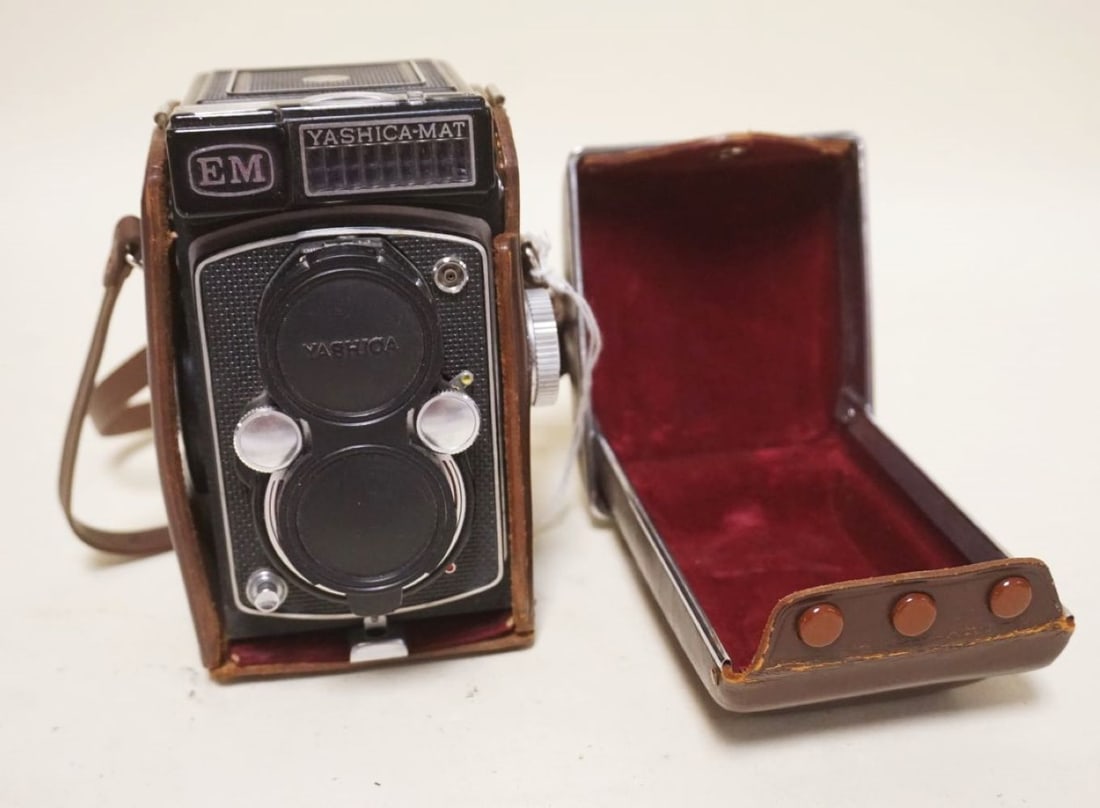 YASHICA TWIN REFLEX CAMERA: YASHICA TWIN REFLEX CAMERA