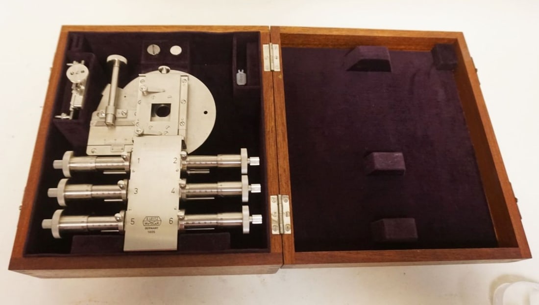 E LEITZ WETZLAR INSTRUMENT: E LEITZ WETZLAR INSTRUMENT IN WOOD BOX, APPROXIMATELY 9 IN X 10 IN X 4 IN HIGH