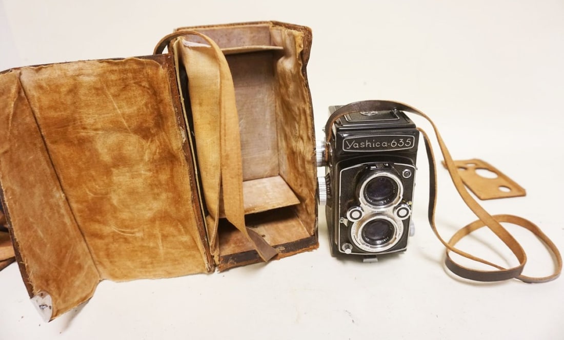 YASHICA 635 CAMERA: YASHICA 635 CAMERA