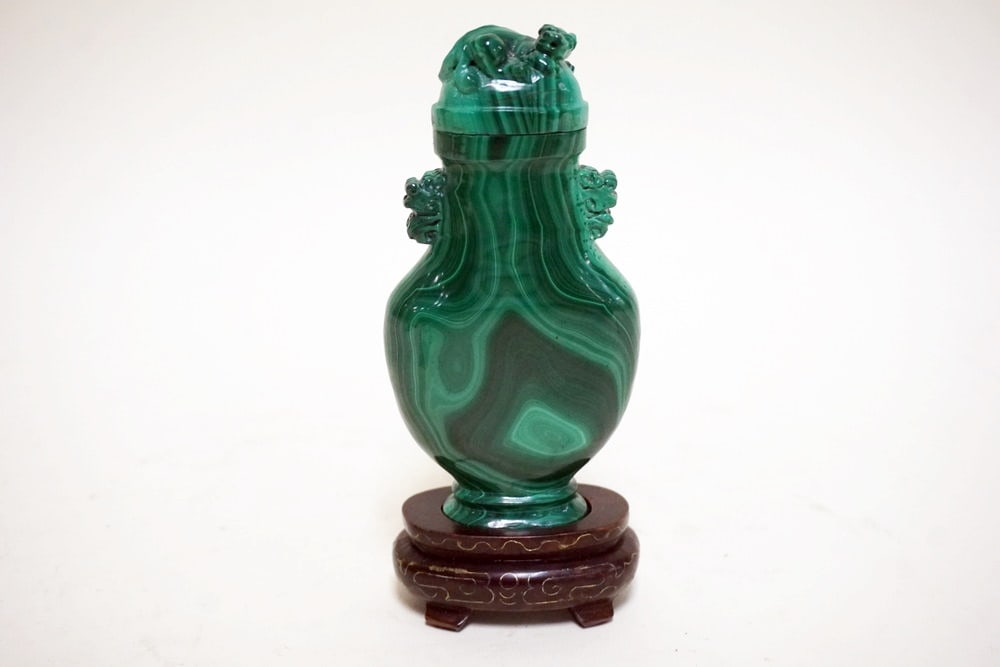 MALACHITE ASIAN VASE ON WOOD STAND: MALACHITE ASIAN VASE ON WOOD STAND, APPROXIMATELY 6 IN H