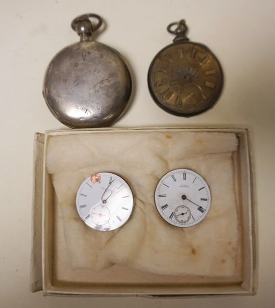 POCKET WATCH PARTS: LOT POCKET WATCH MOVEMENTS AND COIN SILVER CASE