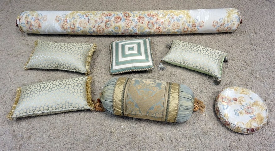 ASSORTED DECORATIVE PILLOWS (1 of 1)