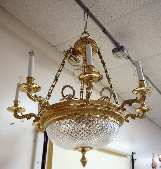 ORNATE BRASS CHANDELIER: ORNATE BRASS CHANDELIER WITH CENTER GLASS DOME, APPROXIMATELY 29 IN X 28 IN H