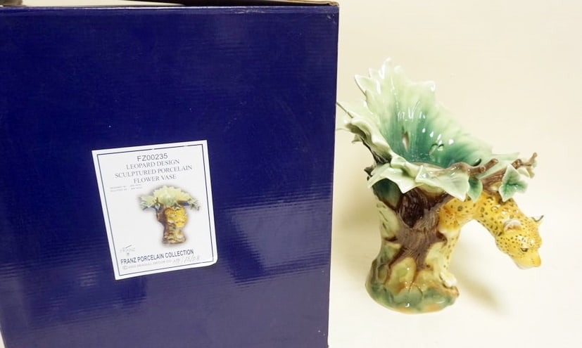 FRANZ LEOPARD DESIGN PORCELAIN FLOWER VASE: FRANZ LEOPARD DESIGN SCULPTURED PORCELAIN FLOWER VASE FZ00235, APPROXIMATELY 14 1/2 IN HIGH