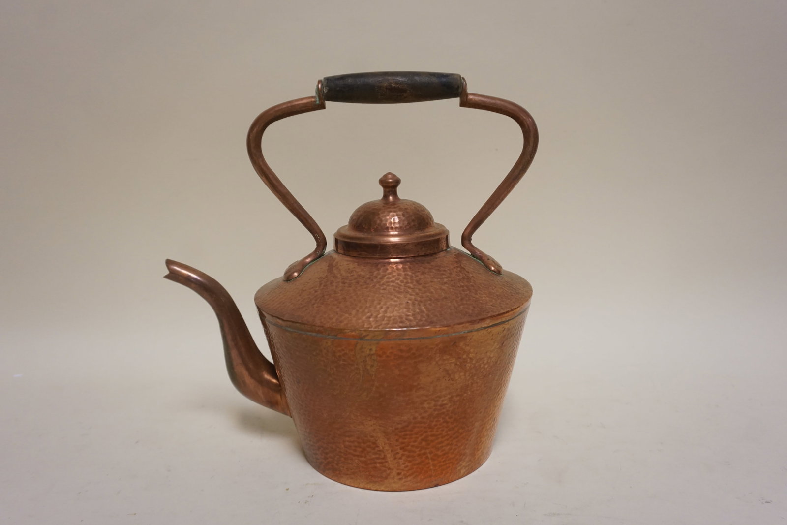 HAND HAMMERED COPPER TEA POT: HAND HAMMERED COPPER TEA POT, APPROXIMATELY 12 IN H