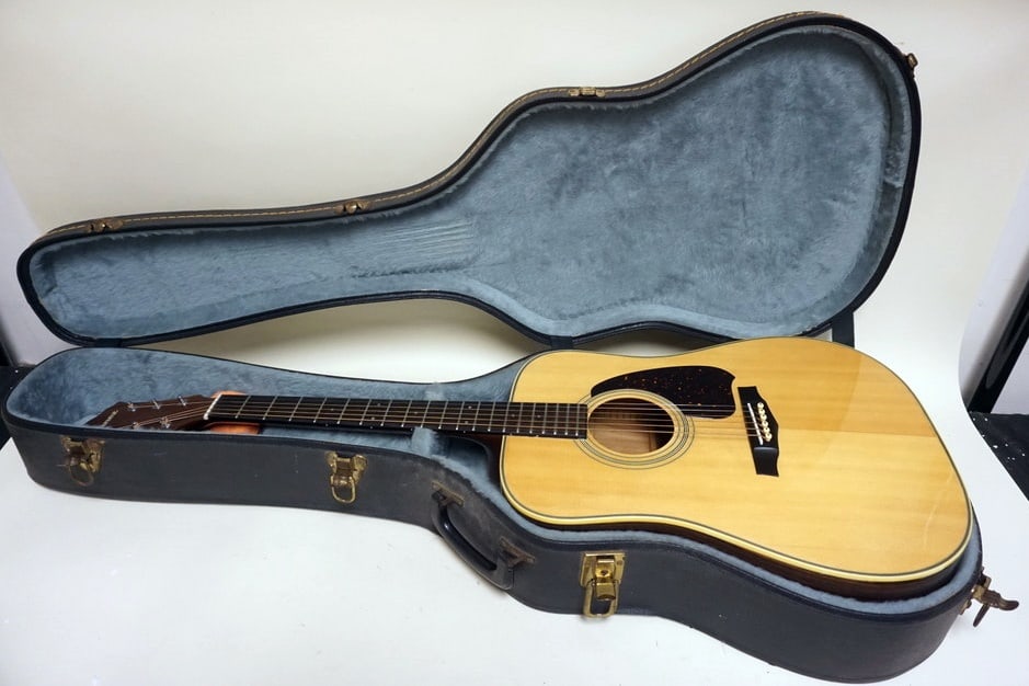 IBANEZ ACOUSTIC GUITAR V320: IBANEZ ACOUSTIC GUITAR V320