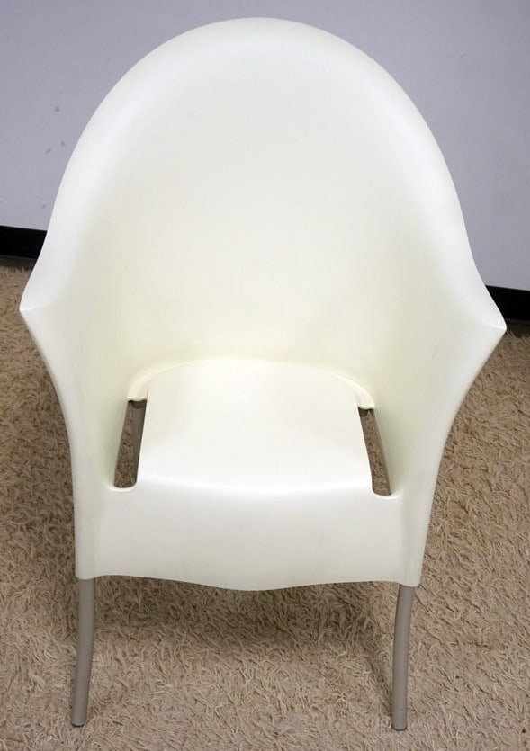 MODERN STYLE MOLDED PLASTIC CHAIR: MODERN STYLE MOLDED PLASTIC CHAIR
