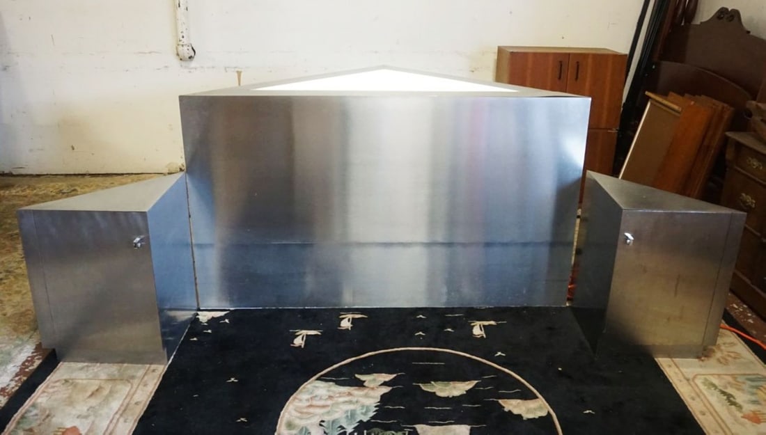 MODERN STAINLESS TRIANGLE HEAD BOARD & SIDE STANDS (1 of 3)