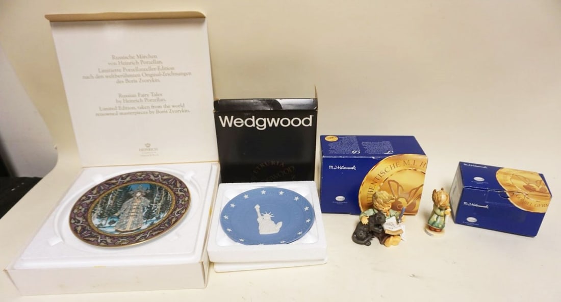 GROUP OF ASSORTED WEDGWOOD, HUMMELS, ETC: GROUP OF ASSORTED WEDGWOOD, HUMMELS, & VILLERY & BOCH PLATE