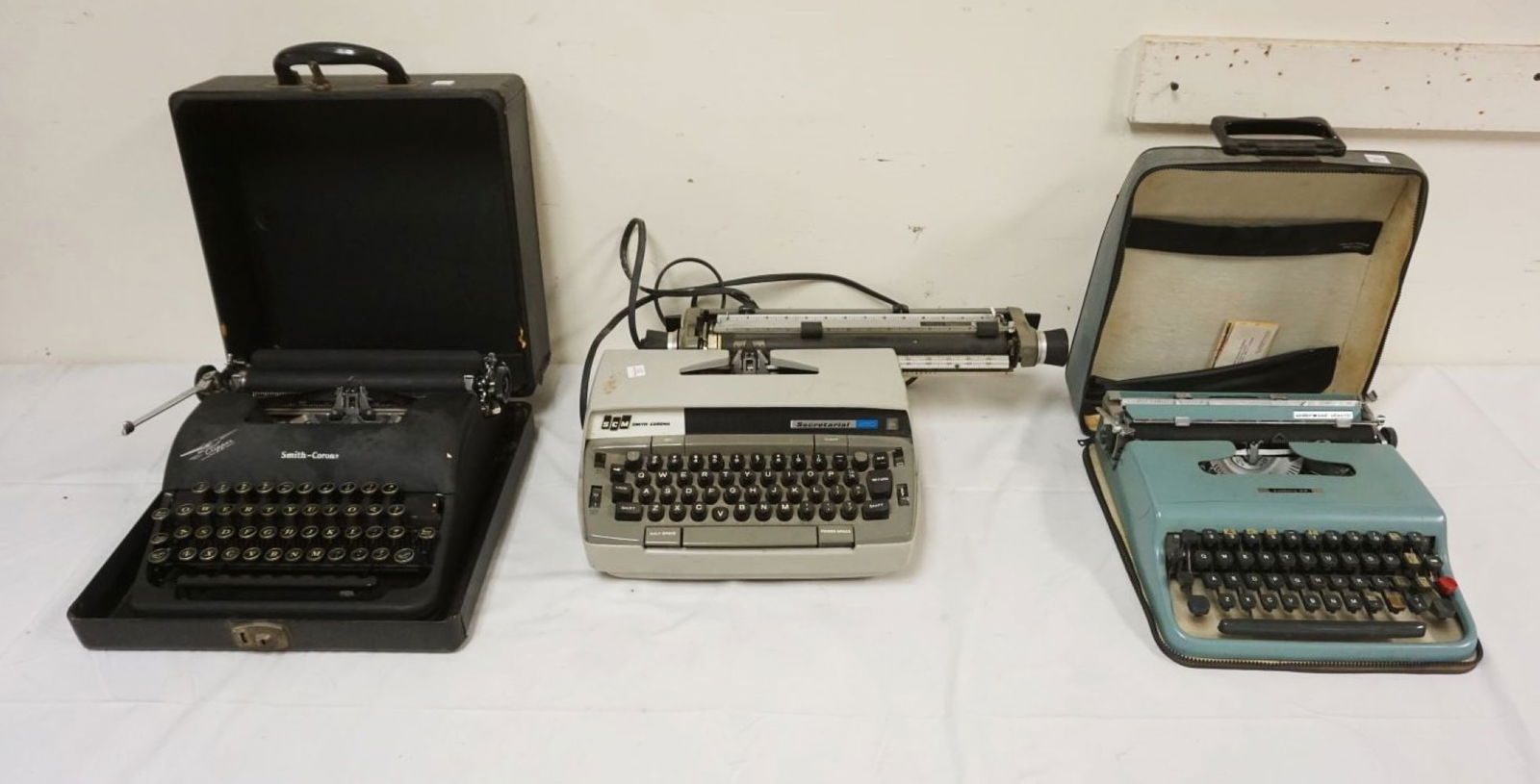 GROUP OF VINTAGE TYPEWRITERS (1 of 4)