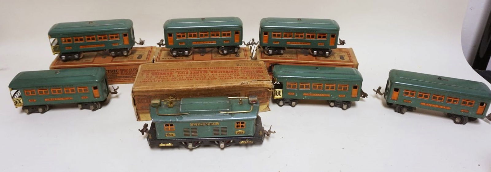 LIONEL TRAIN O GAUGE (1 of 9)