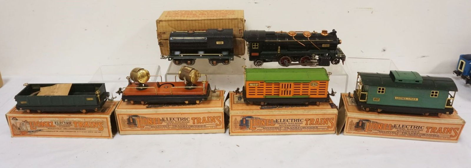 LIONEL TRAIN O GAUGE (1 of 11)
