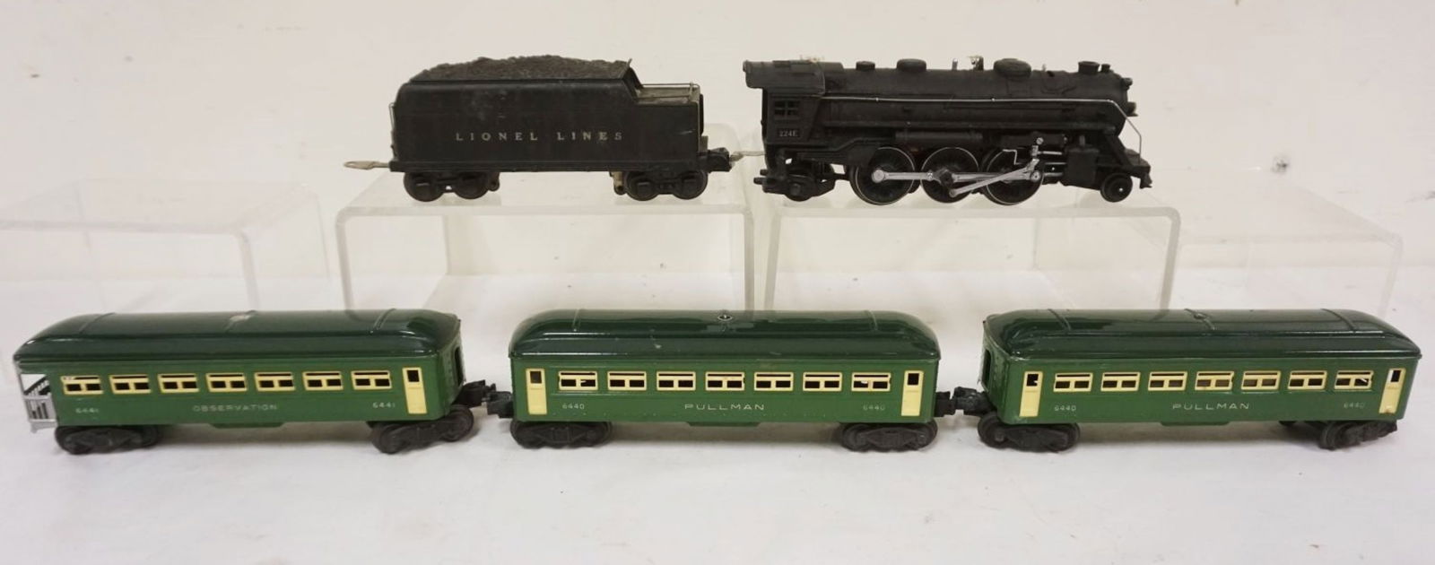 LIONEL TRAIN O GAUGE (1 of 8)