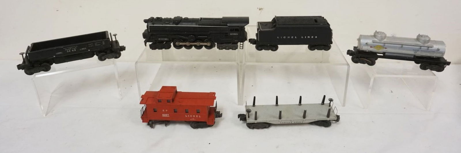 LIONEL TRAIN O GAUGE (1 of 9)