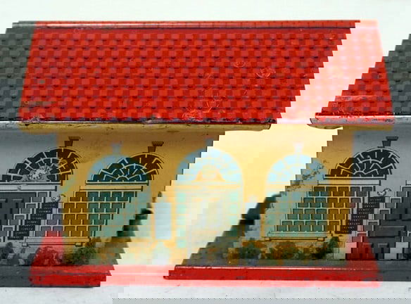 LIONEL TIN TRAIN STATION (1 of 6)