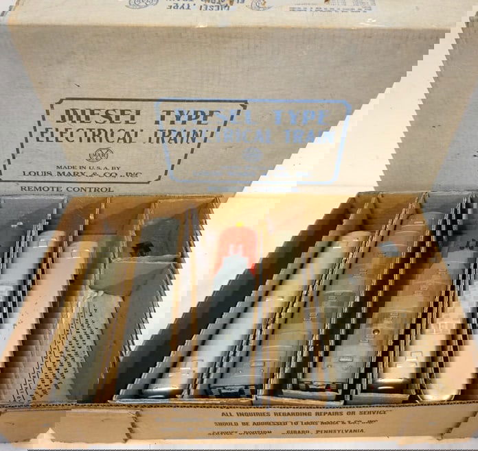 MARX O GUAGE SANTA FE TRAIN (1 of 5)