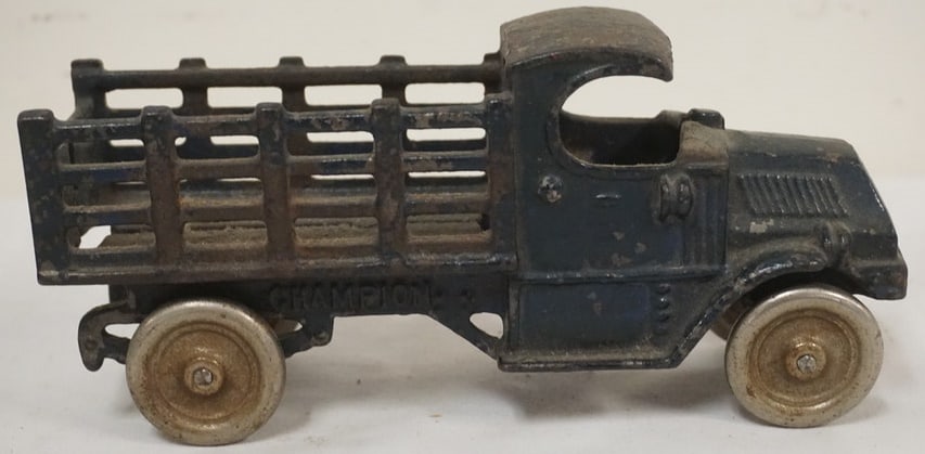 ANTIQUE CAST IRON TOY (1 of 3)