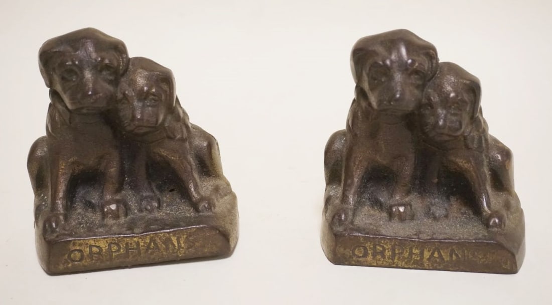 ANTIQUE CAST IRON DOG BOOKENDS (1 of 5)