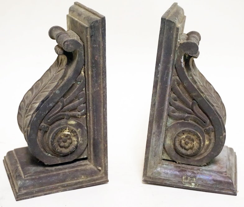 PR ANTIQUE BRONZE SHELF BRACKETS (1 of 3)