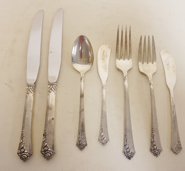 STERLING SILVER FLATWARE: STERLING SILVER FLATWARE, 5.3 TOZ EXCLUDING KNIVES