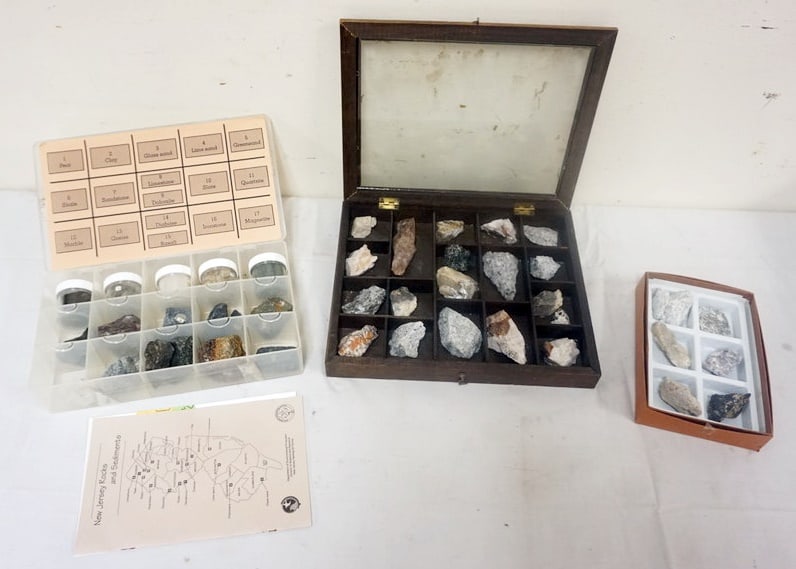 COLLECTION OF ROCKS AND MINERALS: COLLECTION OF ROCKS AND MINERALS