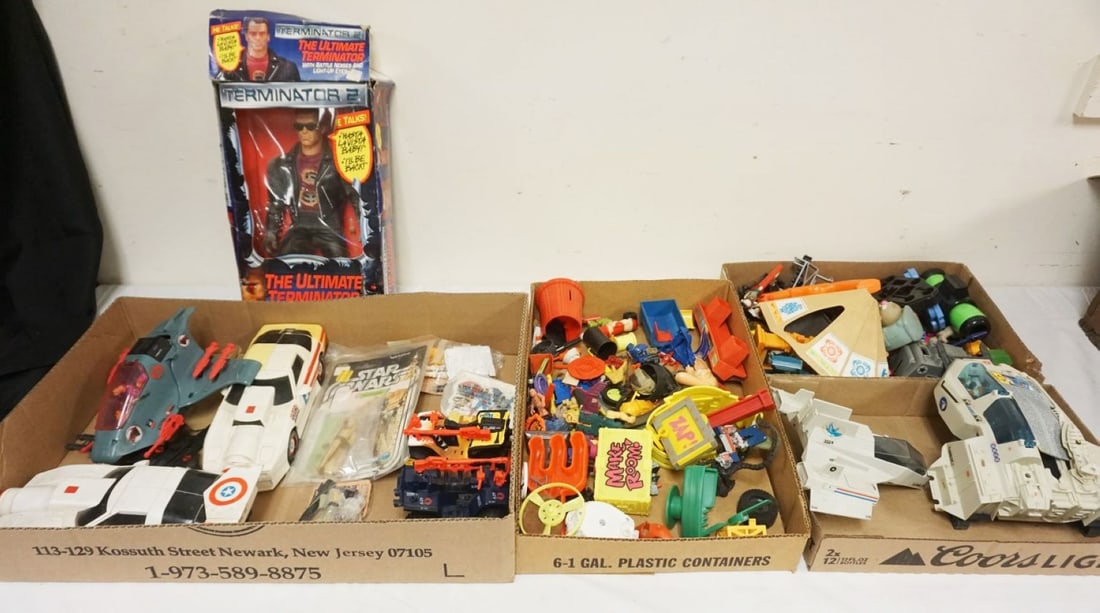 LARGE GROUP OF ASSORTED VINTAGE ACTION FIGURES (1 of 3)