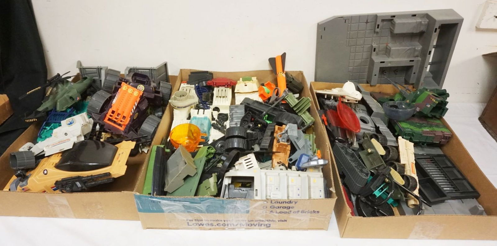 LARGE GROUP OF ASSORTED VINTAGE TOYS/PARTS (1 of 4)