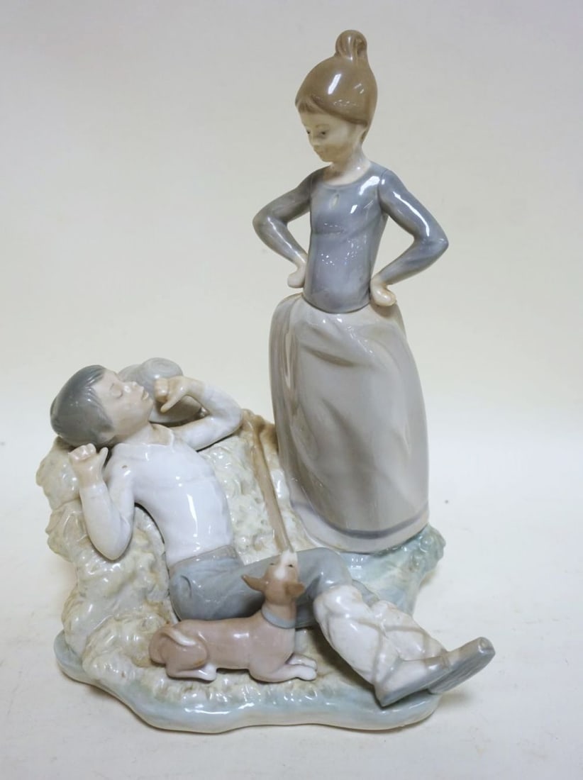 LLADRO FIGURINE: LLADRO FIGURINE, APPROXIMATELY 11 IN HIGH
