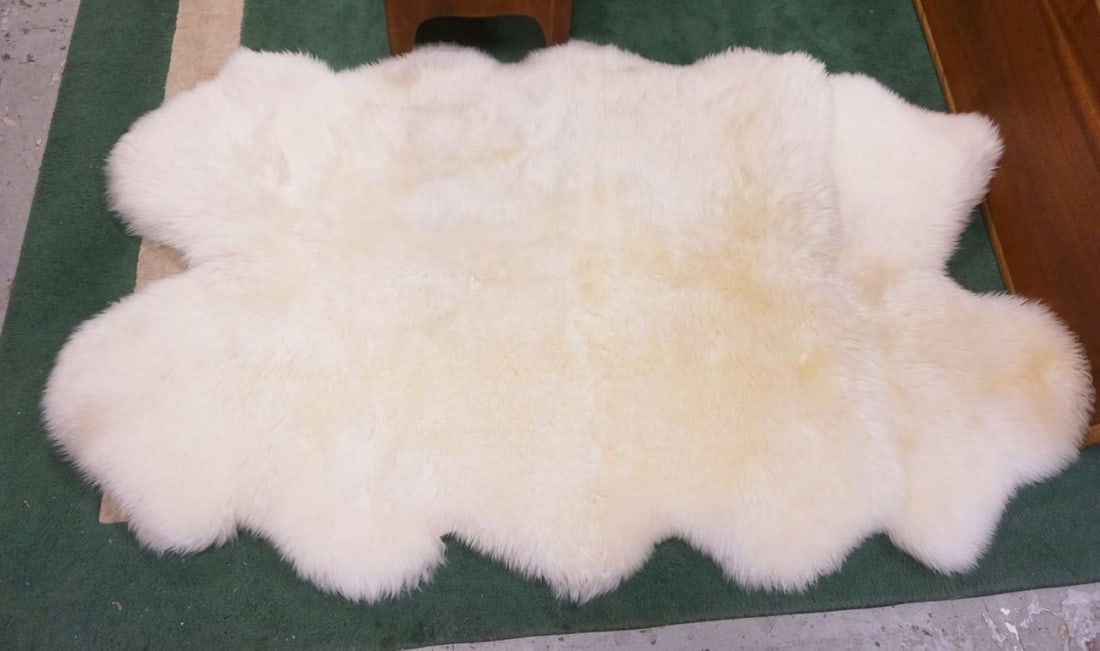SHEEP SKIN RUG DECOR (1 of 2)