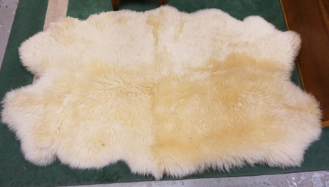 SHEEP SKIN RUG DECOR (1 of 2)