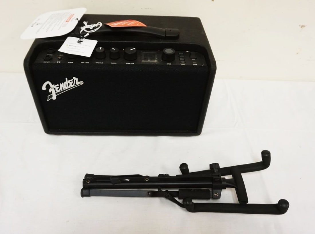 FENDER MUSTANG LT40S GUITAR (1 of 3)