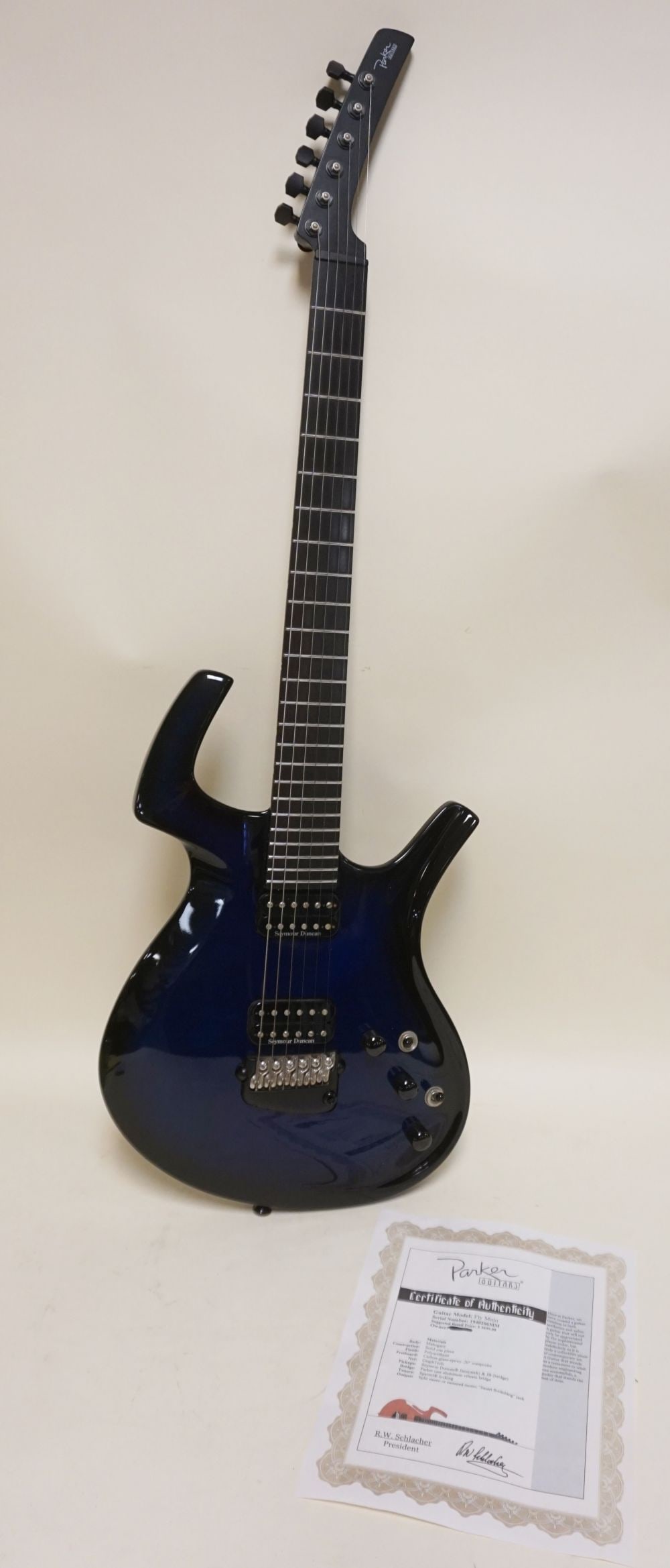 PARKER GUITAR *FLY MOJO*: PARKER GUITAR *FLY MOJO* SERIAL #1940206MM IN CASE