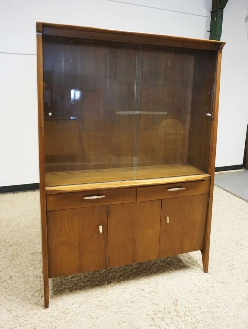 DREXEL MID CENTURY MODERN CHINA CABINET (1 of 4)