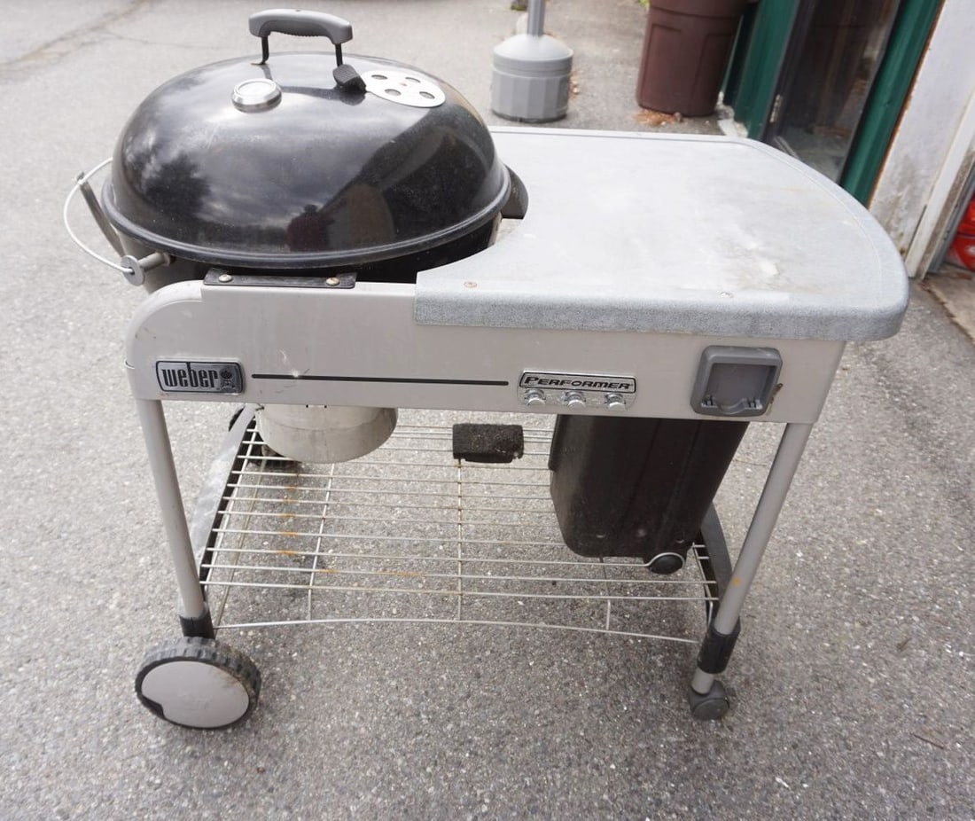WEBER CHARCOAL GRILL (1 of 2)