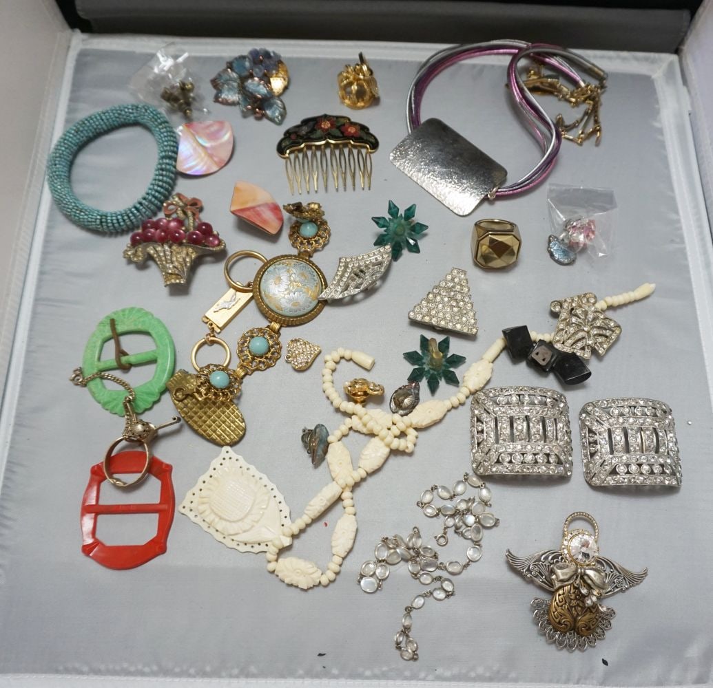 JEWELRY LOT: JEWELRY LOT WITH SHOE BUCKLES, PINS, BRACELETS, NECKLACES AND MORE