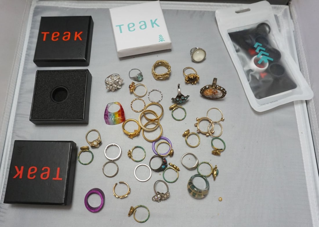 JEWELRY LOT: LARGE SELECTION OF RINGS INCLUDING TEAK