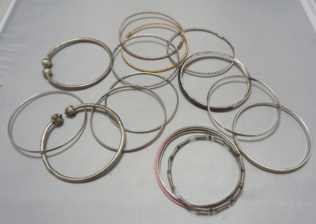 JEWELRY LOT: SELECTION OF BANGLE BRACELETS