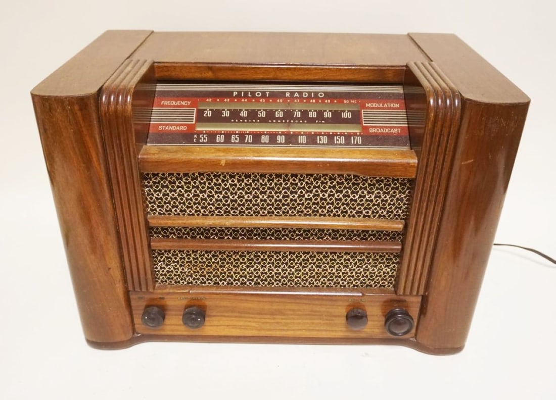 ANTIQUE RADIO PILOT MODEL T301 (1 of 3)