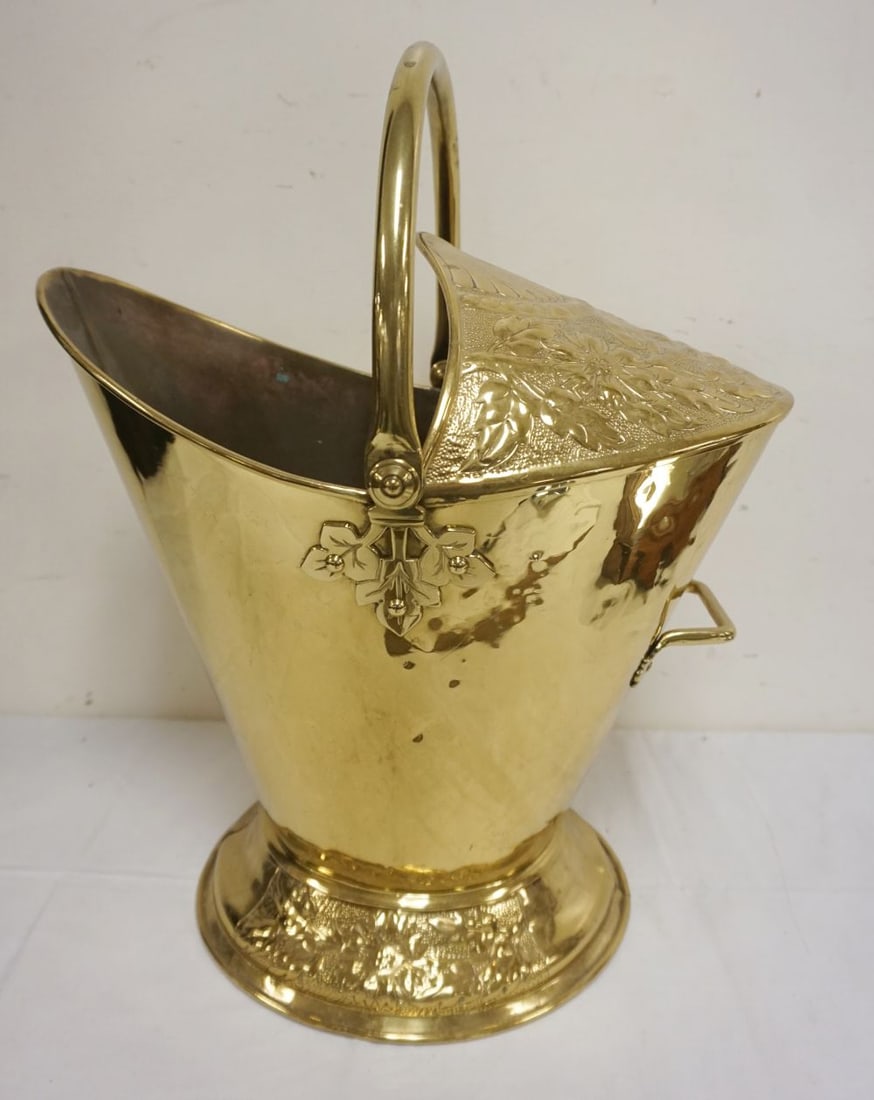 ANTIQUE ORNATE BRASS COAL SKUTTLE (1 of 4)