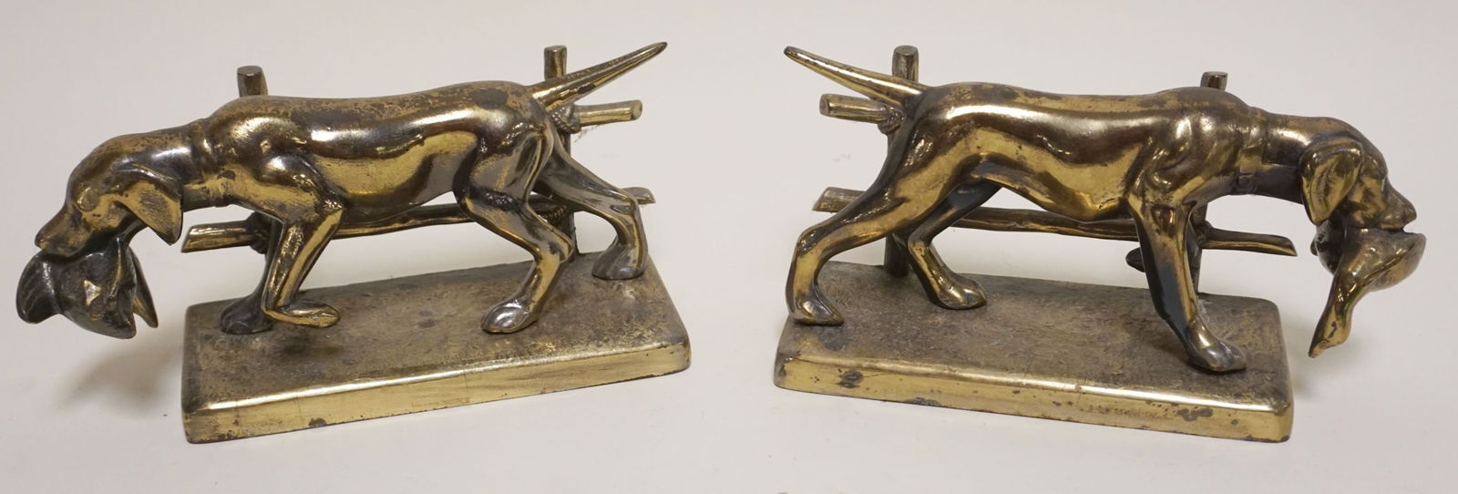 PR CAST METAL HUNTING DOG BOOKENDS: PAIR OF CAST METAL HUNTING DOG BOOKENDS, EACH APPROXIMATELY 9 IN X 3 1/2 IN X 4 IN H