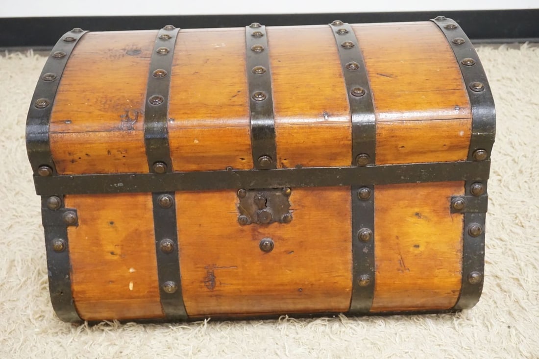 ANTIQUE WOOD PIRATE STYLE STORAGE CHEST (1 of 4)